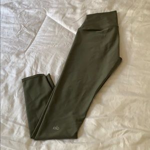 Olive green alo leggings.